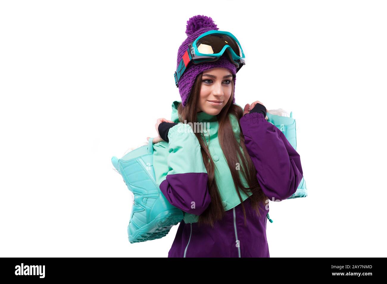 Giovane donna in viola ski outfit tenere Snow Boots Foto Stock