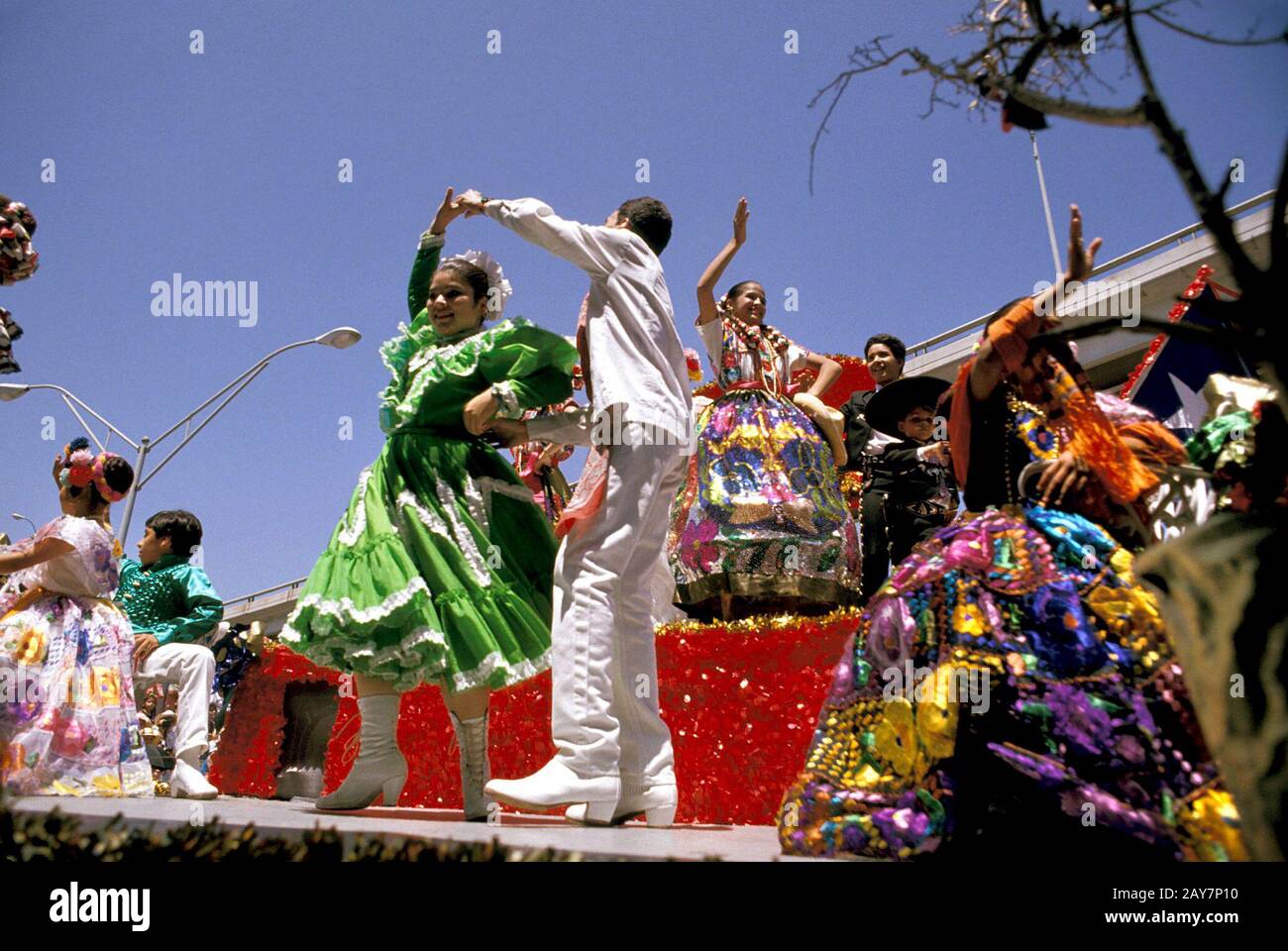 San Antonio, Texas: I ballerini si esibiscono in float nella sfilata del Cinco de Mayo attraverso il centro di San Antonio. ©Bob Daemmrich Foto Stock