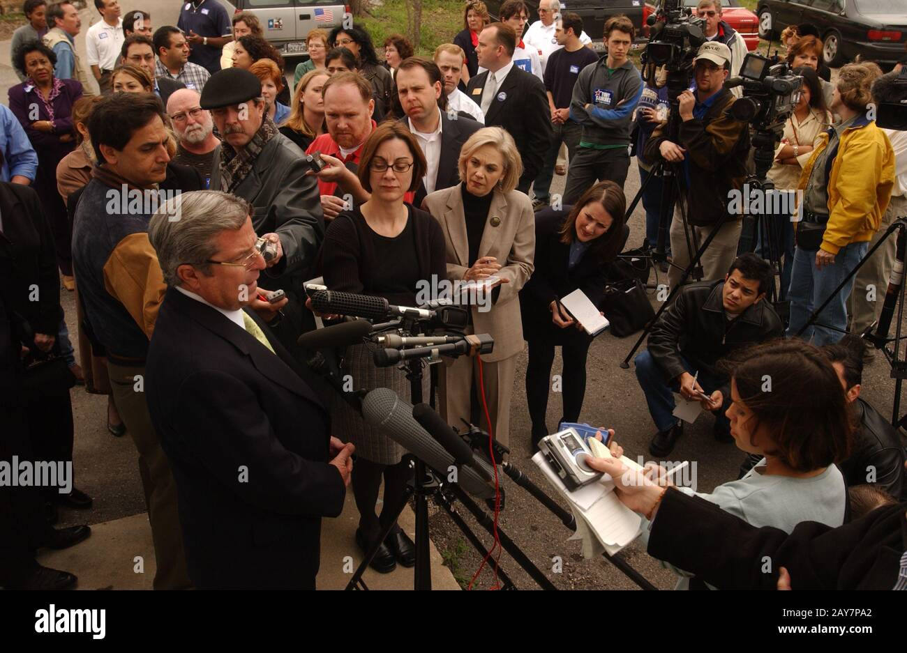 Austin, Texas 12 marzo 2002 candidato al governatore del Texas Tony Sanchez incontra i tifosi e la stampa lunedì fuori dalla sua sede della campagna, l'ultimo giorno della sua campagna per la nomina primaria democratica. Sanchez sta stabilendo record di spesa per le elezioni primarie del Texas, con oltre 18 milioni di dollari spesi finora. ©Bob Daemmrich Foto Stock