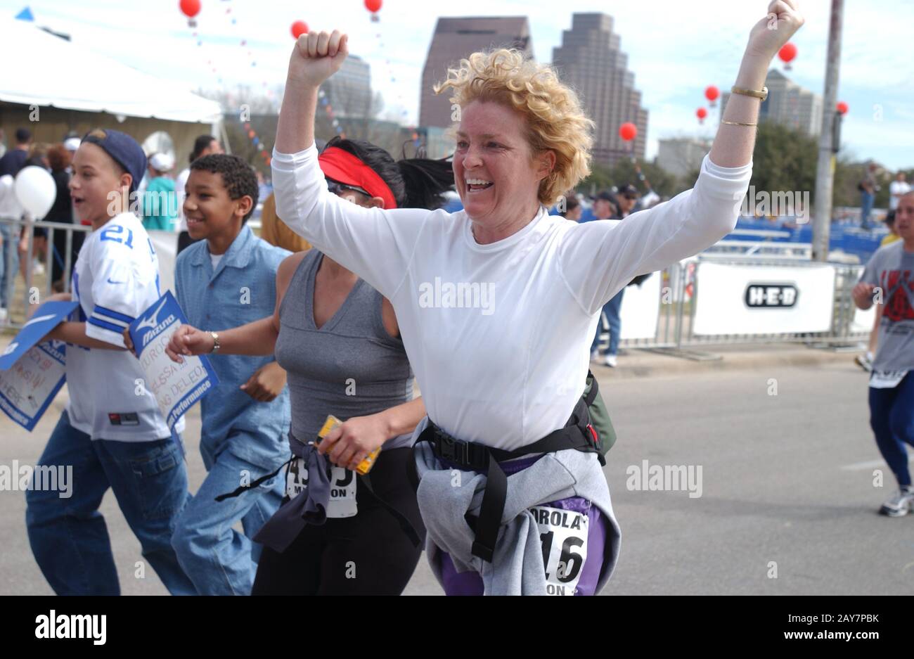 Austin, Texas 17FEB02: La runner femminile elata si avvicina al traguardo della Motorola Marathon, una corsa di 26.2 miglia attraverso le strade di Austin. Più di 5,000 corridori, escursionisti e concorrenti su sedia a rotelle hanno partecipato. ©Bob Daemmrich Foto Stock