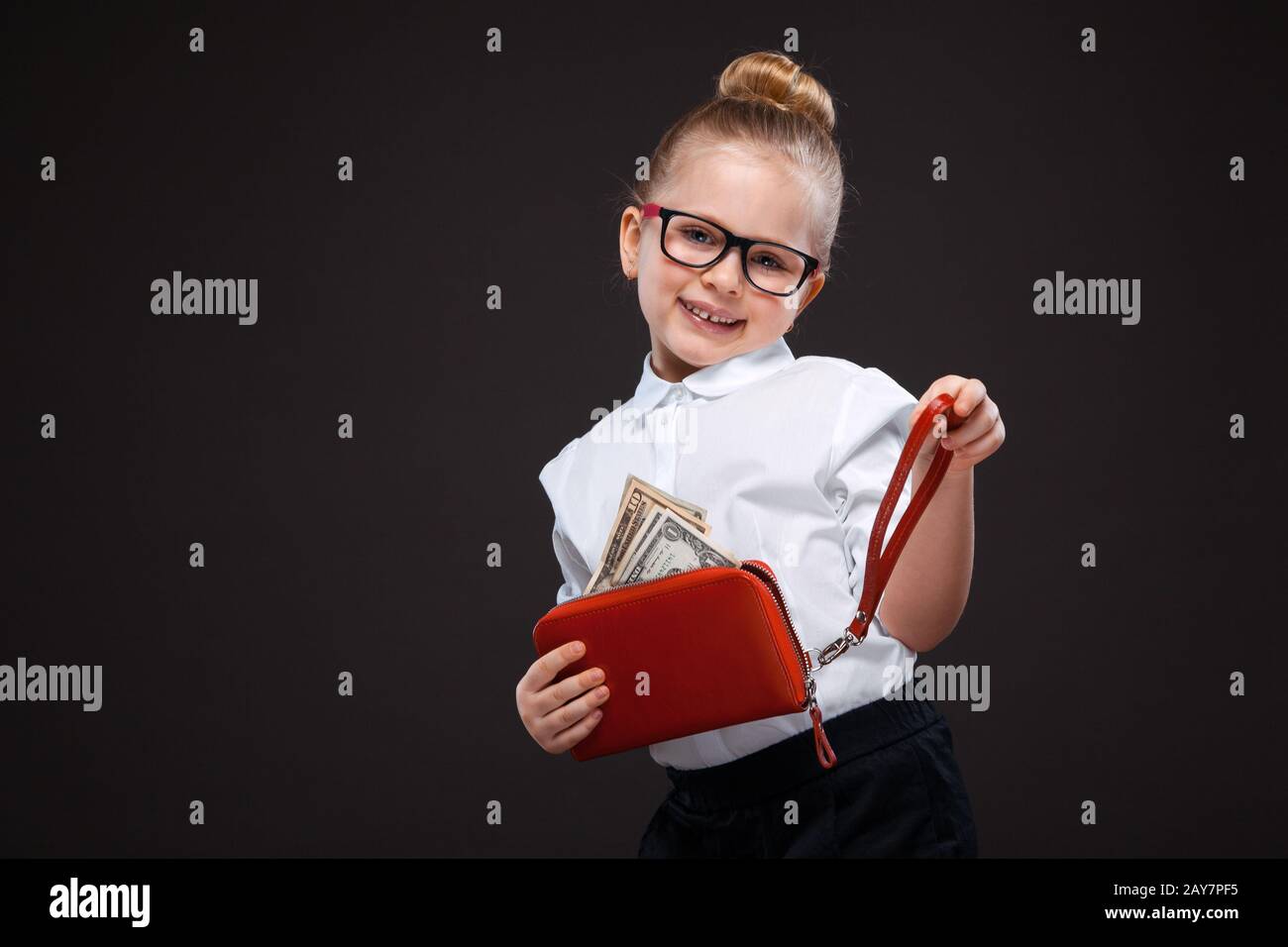 Ragazza carina di bellezza in camicia bianca e pantaloni neri tenere borsa rossa Foto Stock