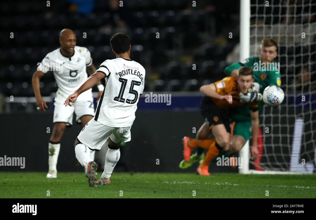 Wayne Routledge di Swansea City segna il primo gol del gioco durante la partita del campionato Sky Bet al KCOM Stadium di Hull. Foto Stock