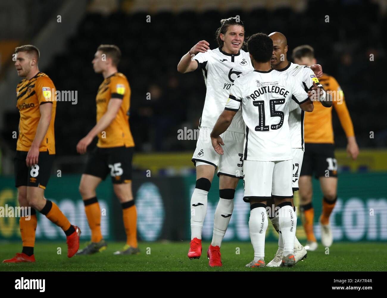 Wayne Routledge di Swansea City festeggia il suo primo gol laterale con i compagni di squadra durante la partita del campionato Sky Bet al KCOM Stadium di Hull. Foto Stock