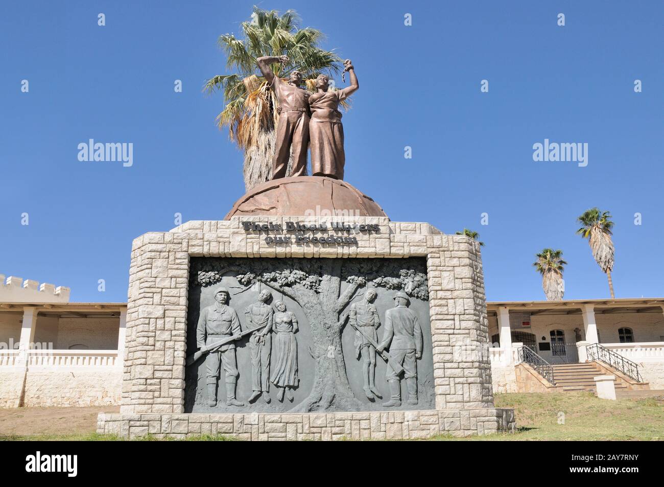 Monumento ai genocidi di fronte alla vecchia fortezza di Windhoek Namibia Foto Stock