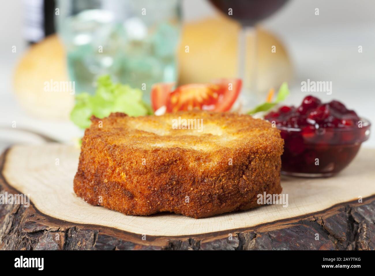 Camembert fritto con insalata su legno Foto Stock