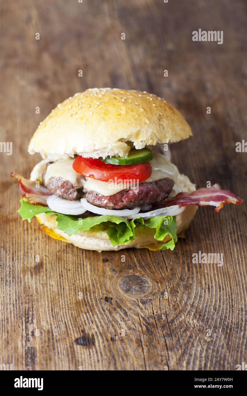 hamburger fatti in casa su legno rustico Foto Stock