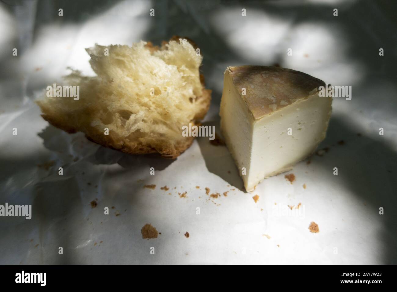 Formaggio di capra della Corsica con pane Foto Stock