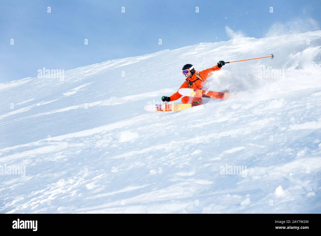 L'atleta di sci in una polvere di neve fresca precipita lungo la pista da neve Foto Stock