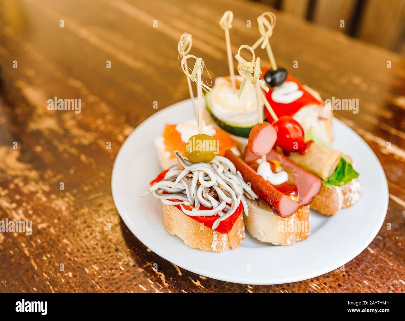 Tapas spagnole come cucina tradizionale su tavolo vintage nel ristorante Foto Stock