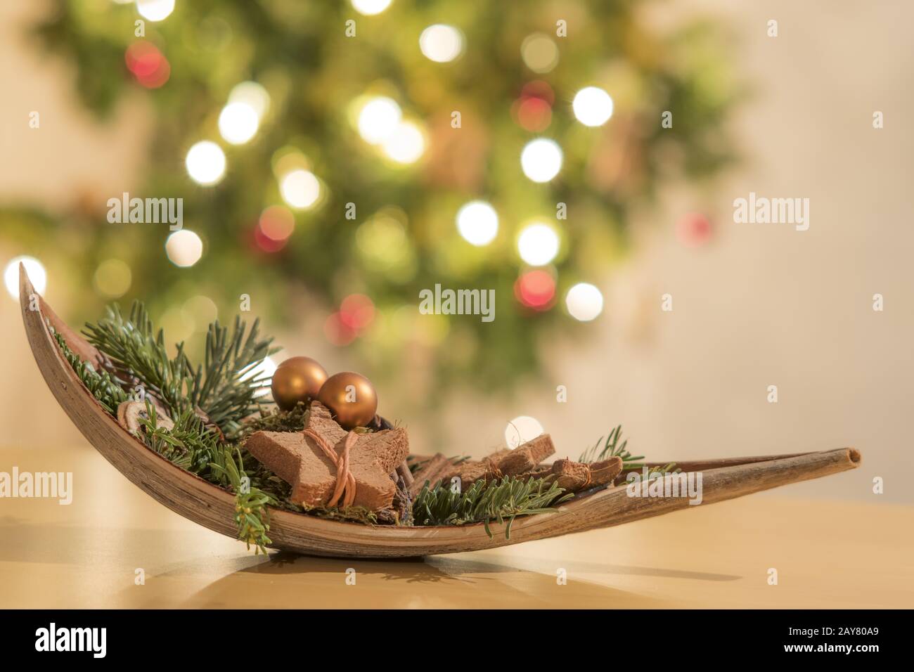 Decorazione di Natale in un nutshell davanti ad un albero di Natale con le luci brucianti Foto Stock