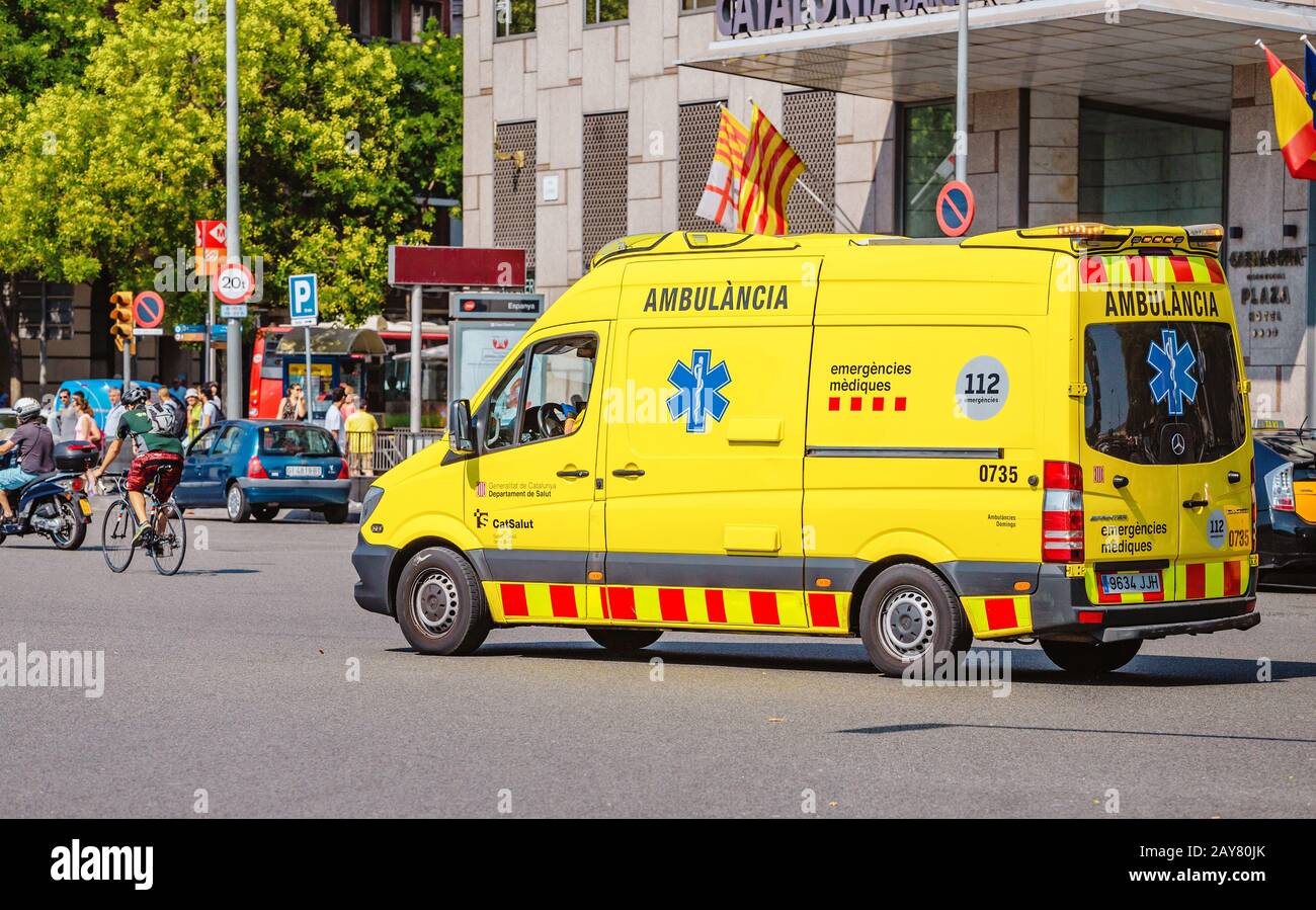 10 LUGLIO 2018, BARCELLONA, SPAGNA: Auto gialla di ambulanza che corre lungo la strada a Barcellona Foto Stock