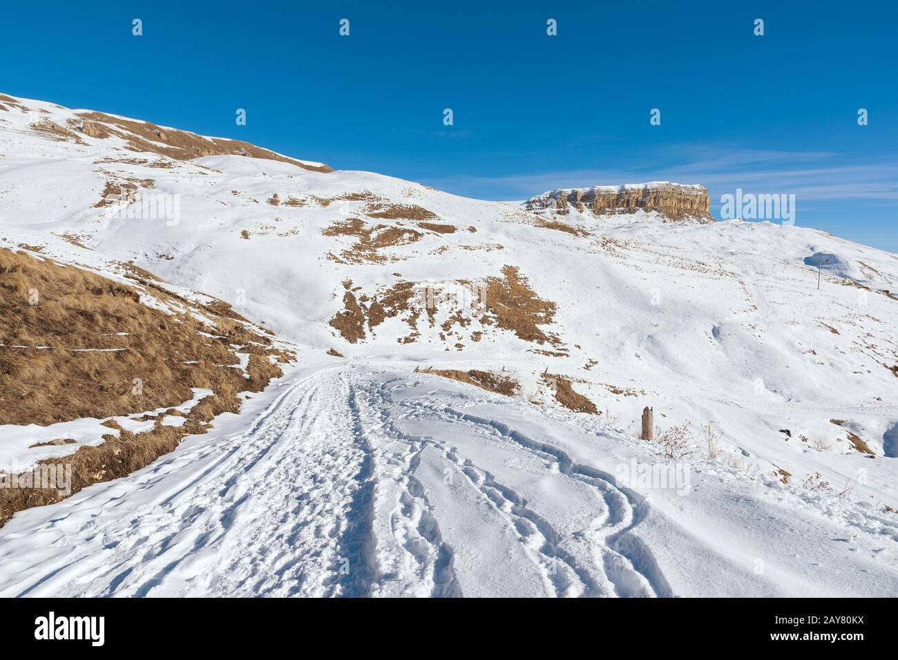 Il paesaggio di rocce caucasiche innevate sul Passo di Gumbashi. Foto Stock