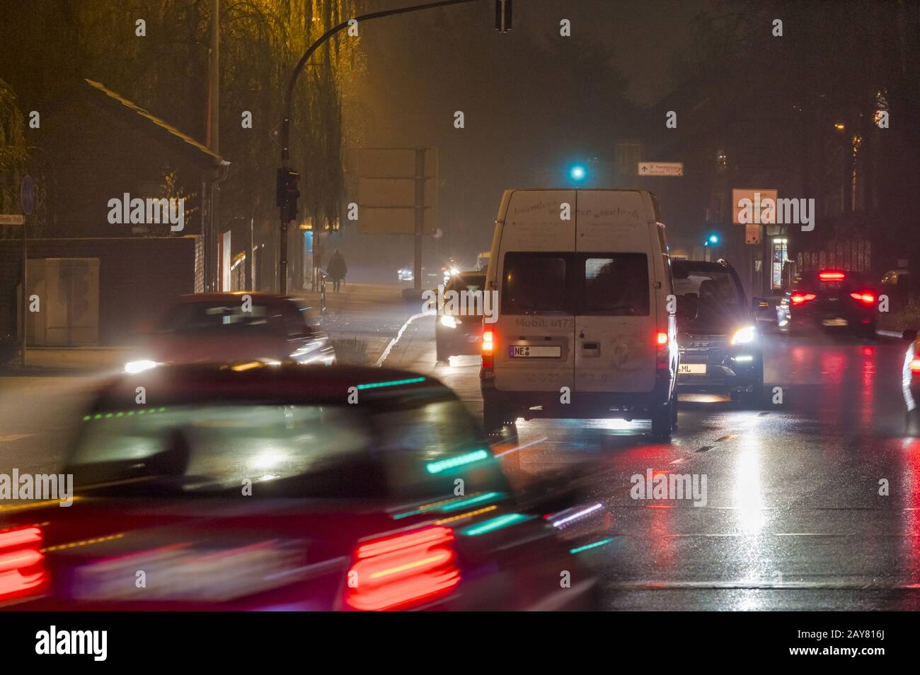 Traffico fluente su un incrocio nell'ora di punta serale. Foto Stock