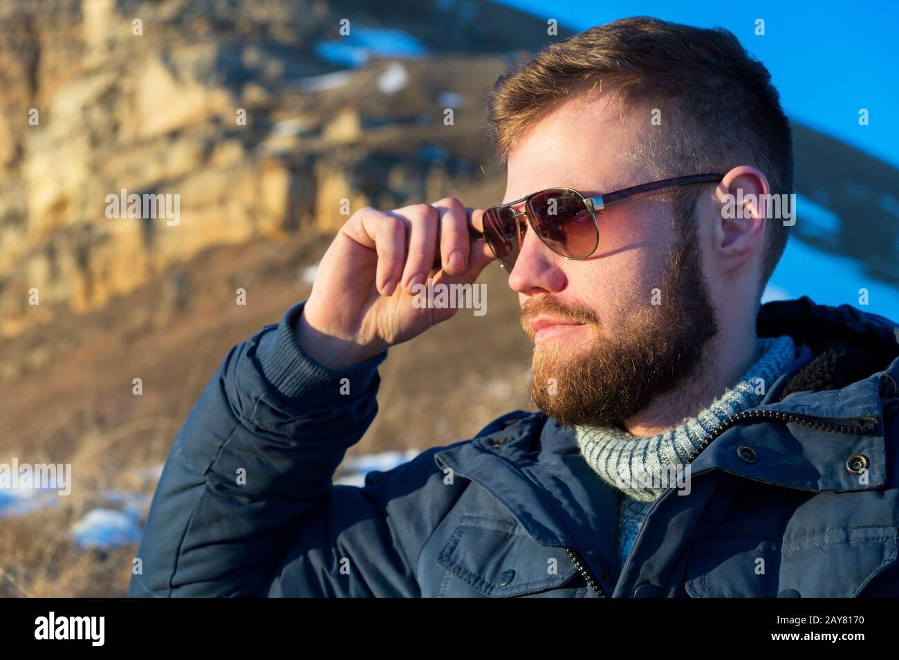 Primo piano Ritratto di Severa e seria Hipster viaggiatore con una barba in occhiali da sole nella natura. Foto Stock