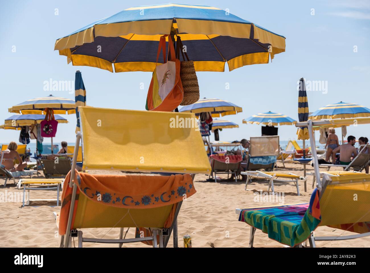 Spiaggia italiana con sedie a sdraio e ombrelloni Foto Stock
