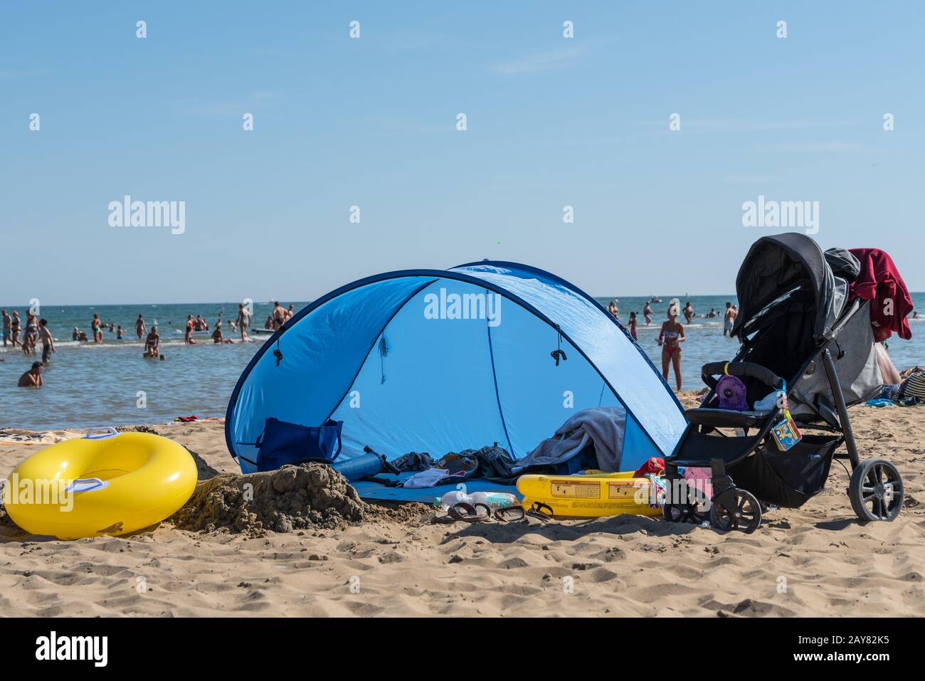 Beach shell come protezione del vento per le vacanze in famiglia su una spiaggia italiana Foto Stock