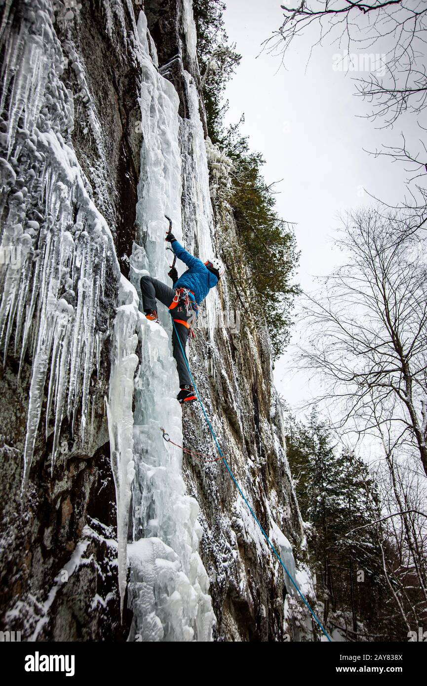 Percorso difficile per l'arrampicata su ghiaccio MAN nelle montagne Adirondack Foto Stock