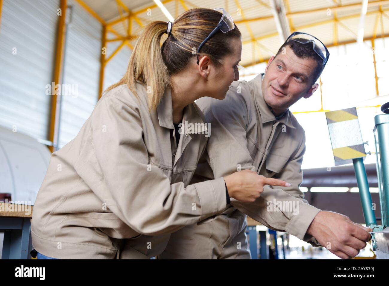 due meccanici che discutono l'elenco dei lavori Foto Stock