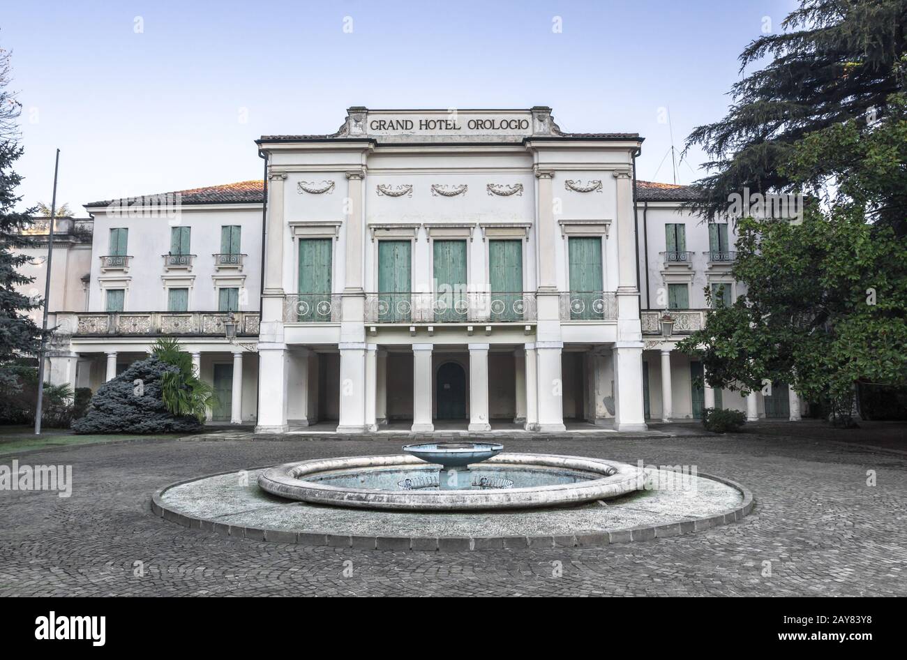 Abano Terme (PD), Italia - 24 dicembre ,2017: Grand Hotel Orologio nel  centro di Abano Terme. Circondato da un ampio cortile con un non  funzionamento Foto stock - Alamy