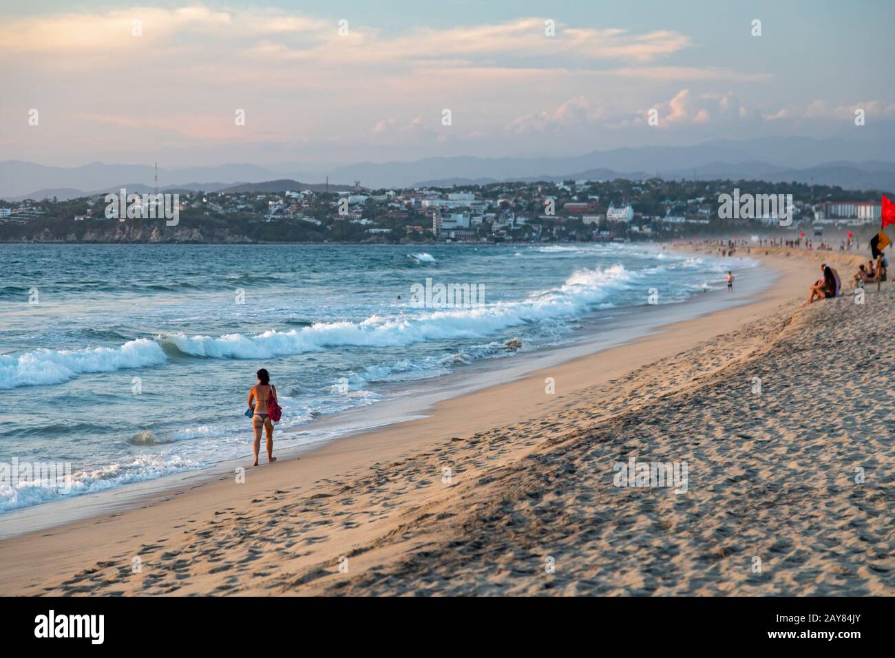 Brisas de Zicatela, Oaxaca, Messico - la spiaggia dell'Oceano Pacifico, guardando verso Puerto Escondido. Foto Stock