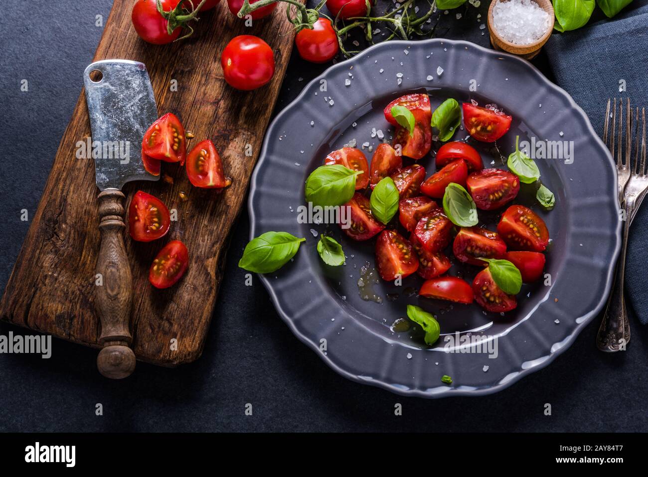 Piatto semplice e salutare, pomodoro e basilico Foto Stock