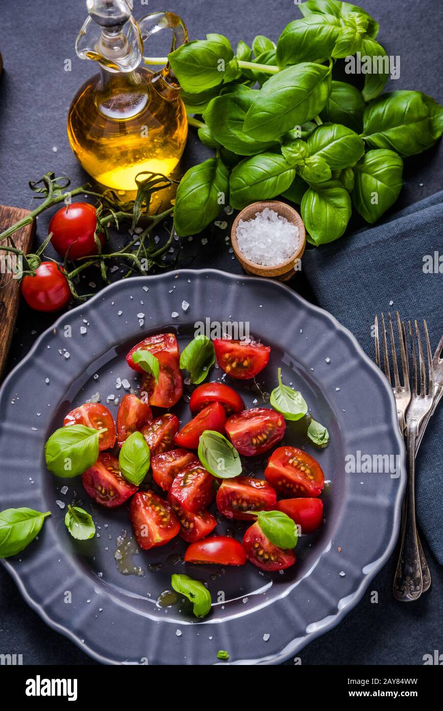 Piatto semplice e salutare, pomodoro e basilico Foto Stock