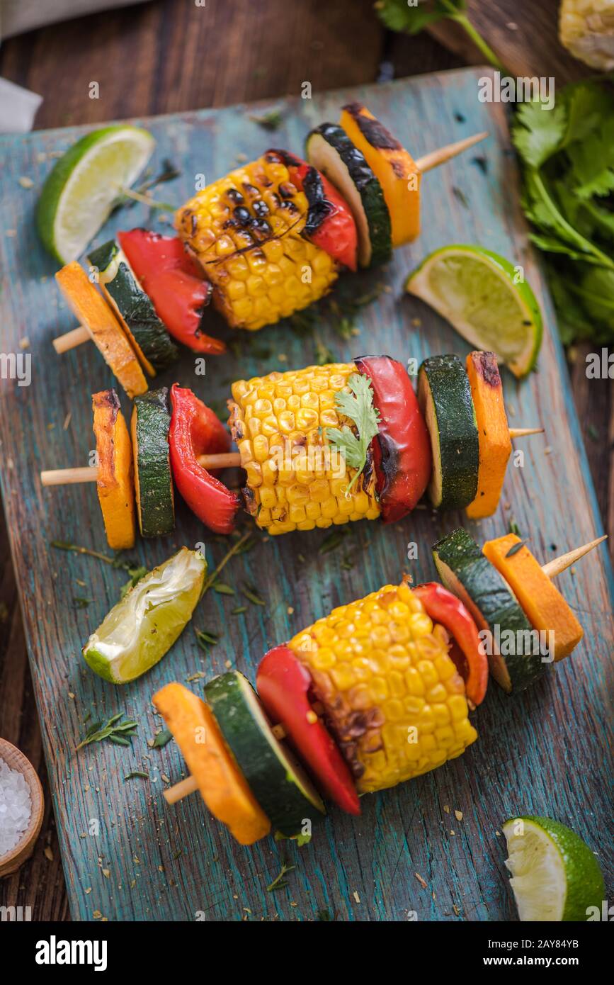 Grigliate gli spiedini di vegetali Foto Stock