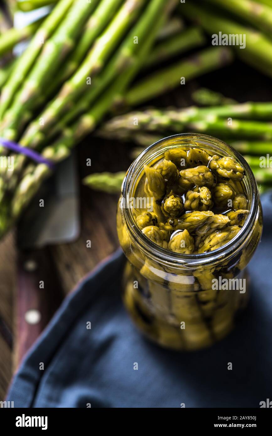 Asparagi grigliati e sottaceto, fermentati Foto Stock