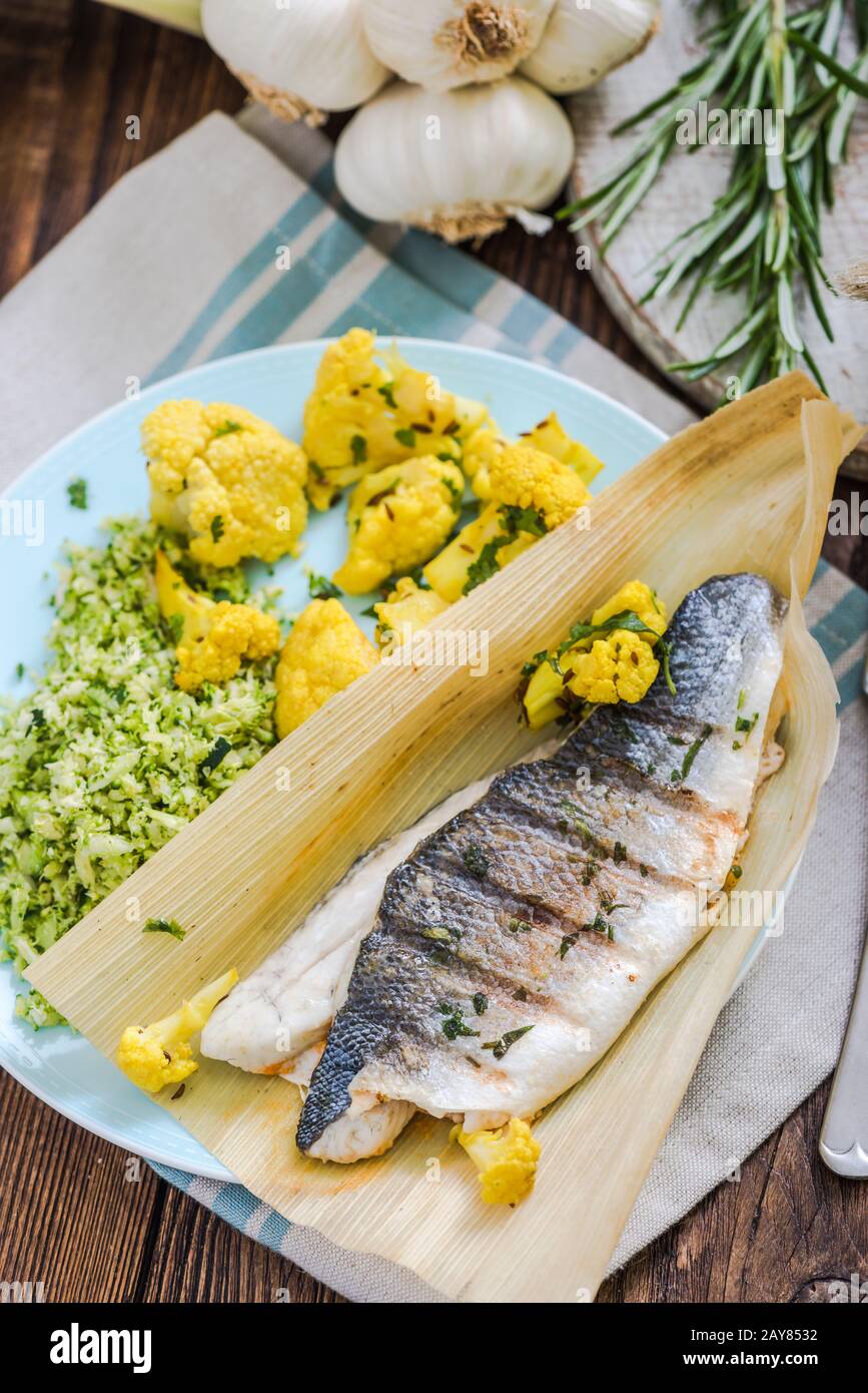 pesce intero alla griglia, dieta sana Foto Stock