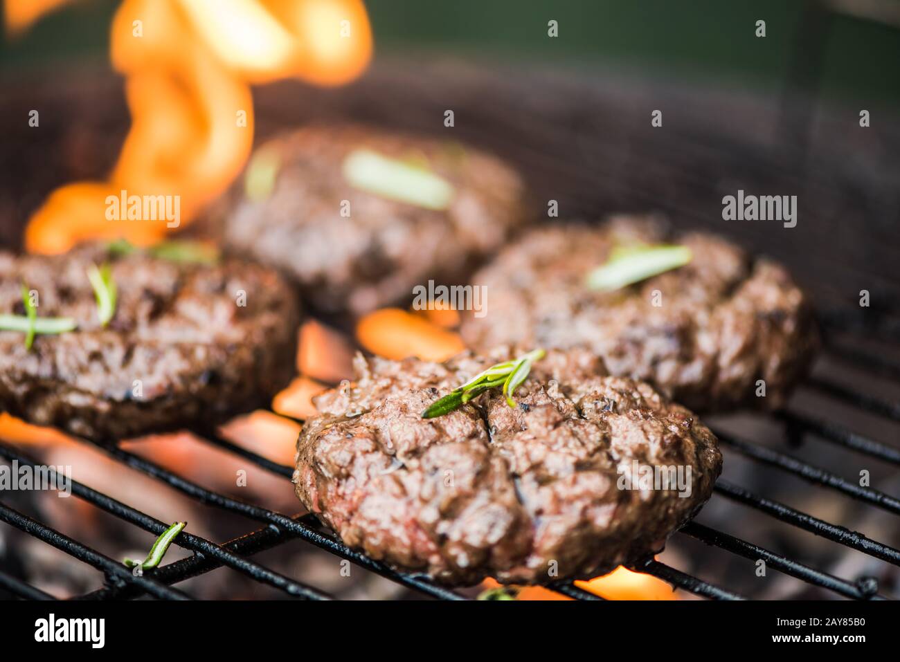 grigliare la carne sulle fiamme del barbecue Foto Stock