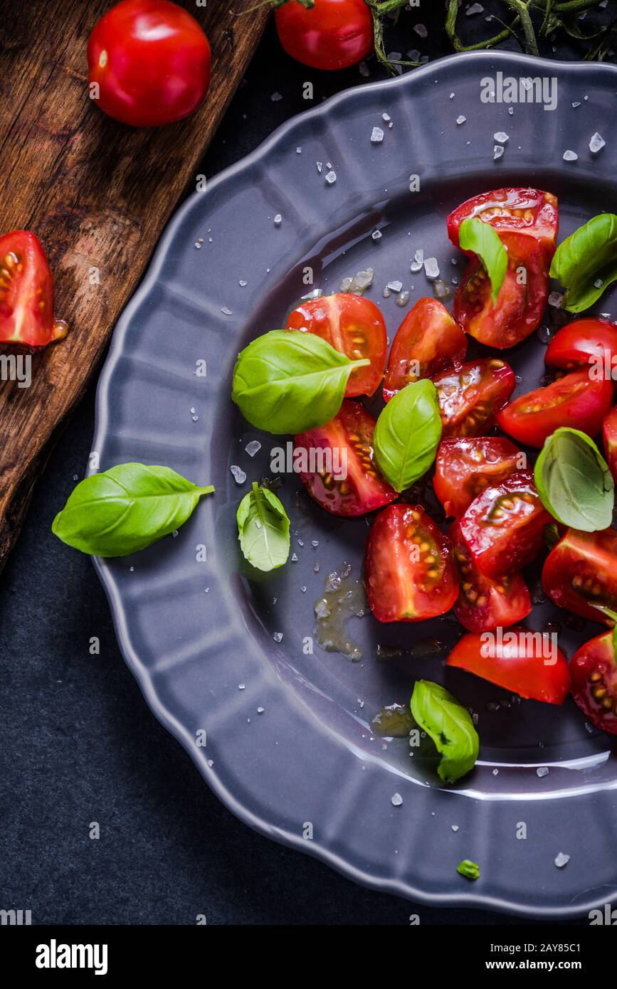 Piatto semplice e salutare, pomodoro e basilico Foto Stock