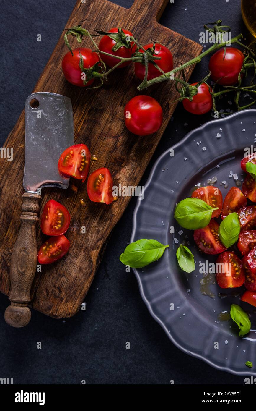 Piatto semplice e salutare, pomodoro e basilico Foto Stock