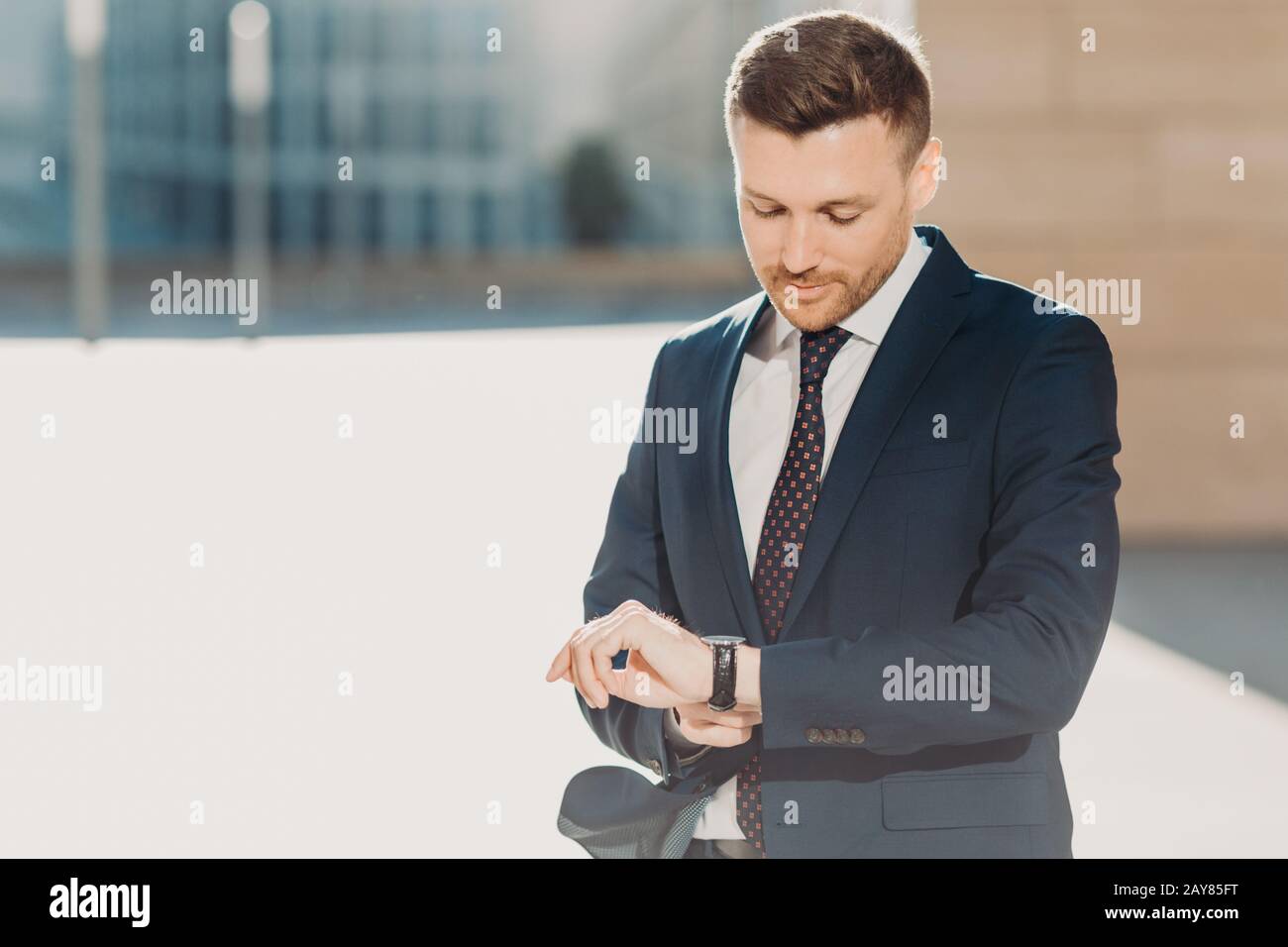 Handsome business man standing poses immagini e fotografie stock ad alta  risoluzione - Alamy