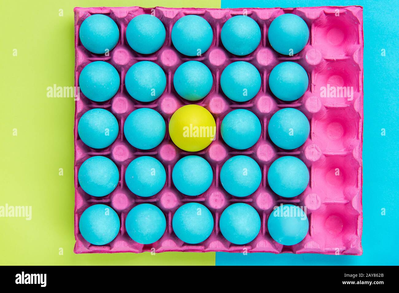 Modello creativo di uova pastello, siate voi stessi arte visiva Foto Stock