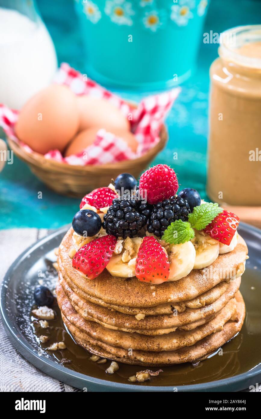 Frittelle di perfetta con freschi frutti di bosco Foto Stock