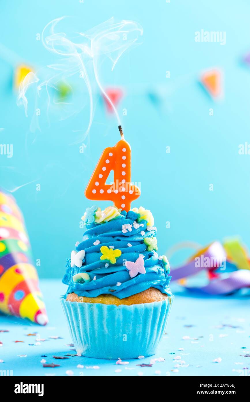 Quarto 4 ° compleanno cupcake con candela Blow out.Card mockup. Foto Stock