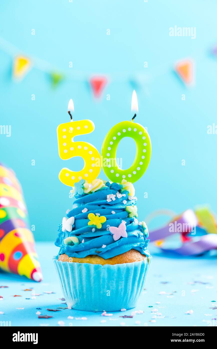 Cinquantesimo compleanno cupcake con candela. Mockup carta. Foto Stock