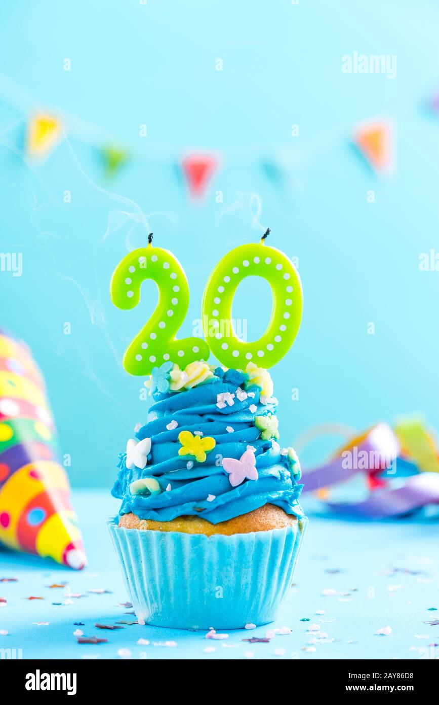 20 ° compleanno cupcake con candela Blow out.Card mockup. Foto Stock