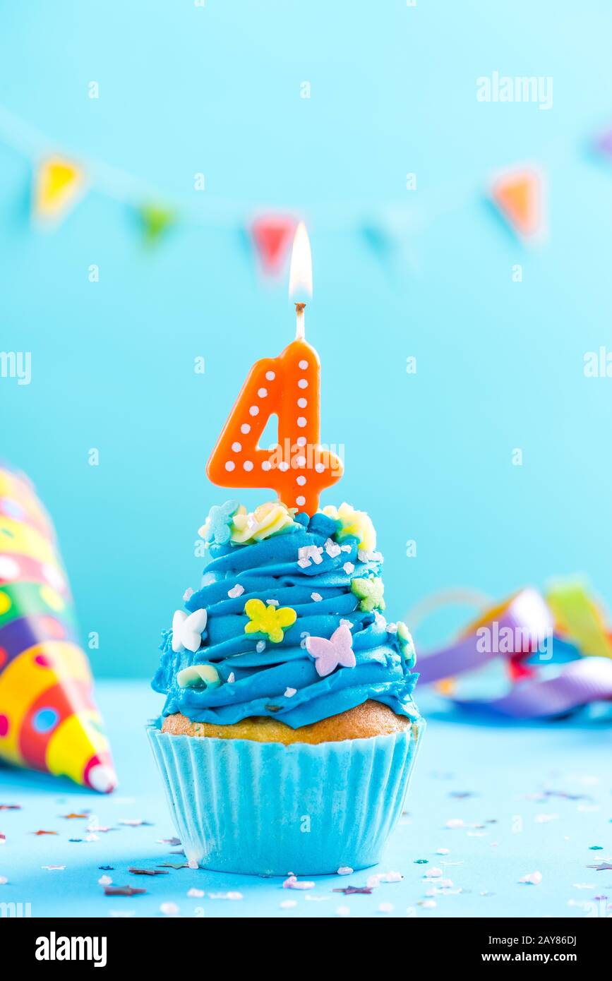 Quarto 4 ° compleanno cupcake con candela. Mockup carta. Foto Stock