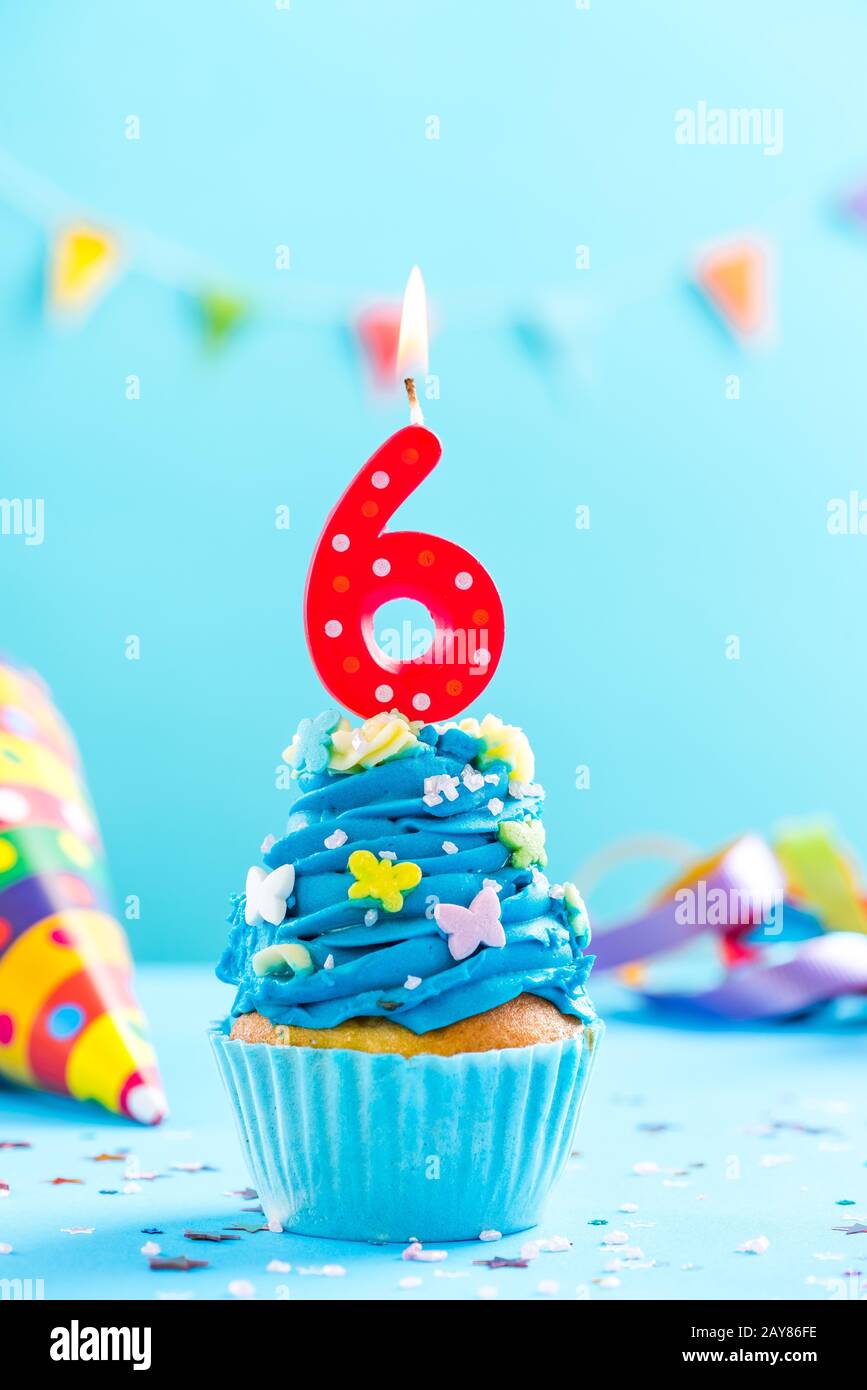 Sesto cupcake di compleanno con candela. Mockup carta. Foto Stock