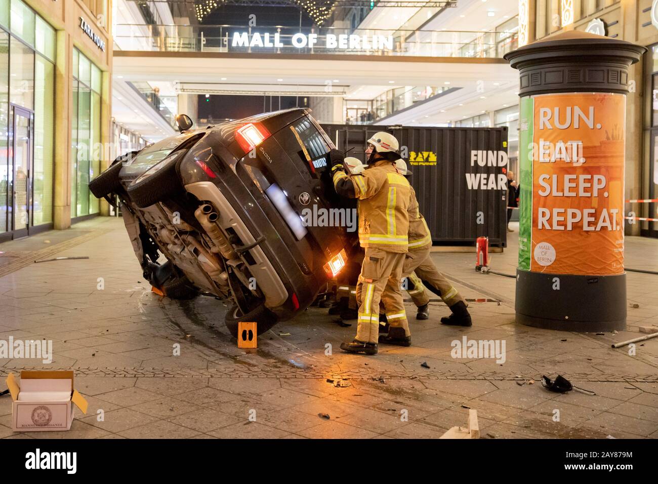 Berlino, Germania. 14th Feb, 2020. Un'auto danneggiata da incidenti è stata messa a punto dai vigili del fuoco nel cortile del Mall of Berlin. Credit: Christoph Soeder/dpa - ATTENZIONE: La targa è stata pixelata/dpa/Alamy Live News Foto Stock