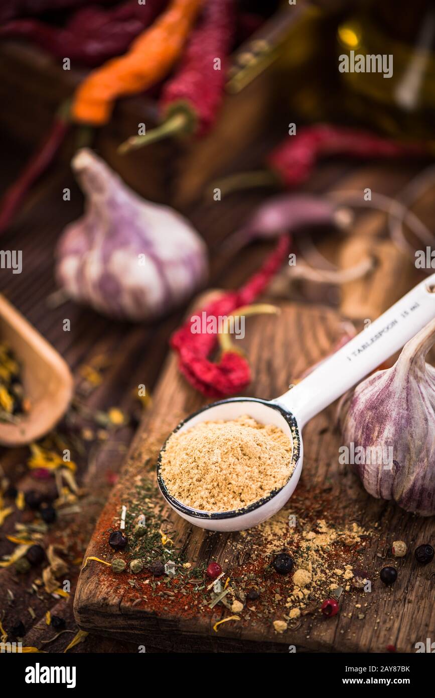 Polvere di zenzero secco sul cucchiaio Foto Stock