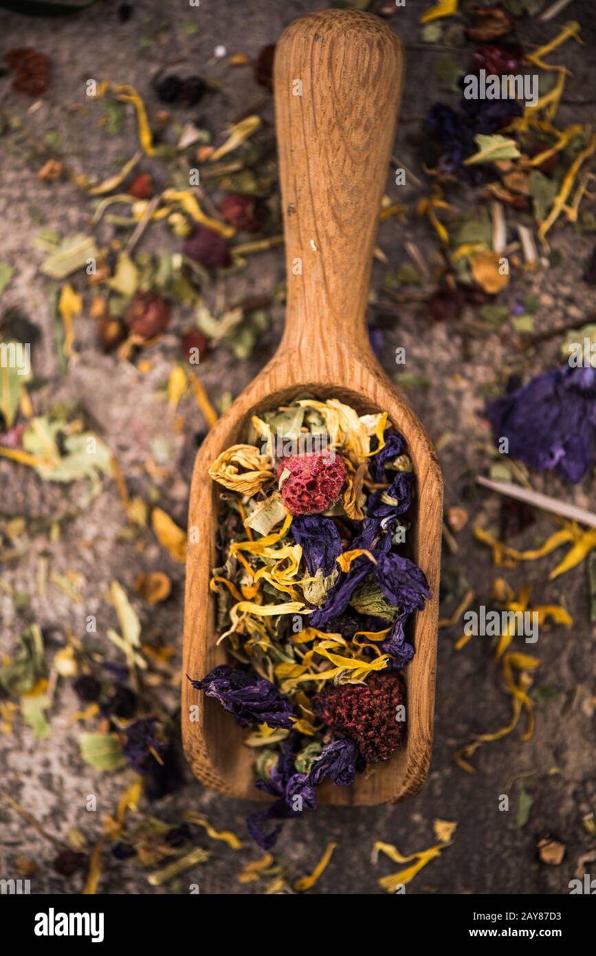 Tè aromatico con fiori secchi e frutta Foto Stock