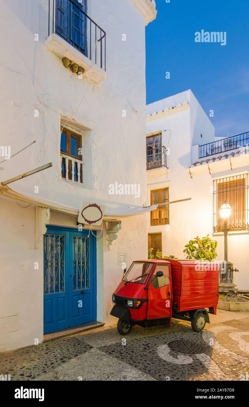 Serata illuminata strada romantica stretta in Frigiliana, Spagna Foto Stock