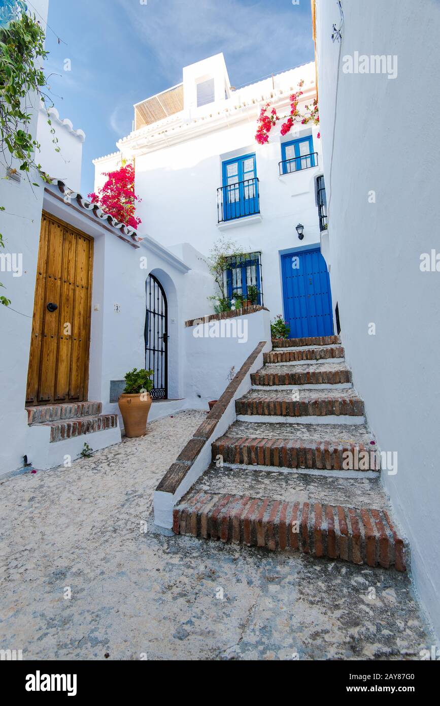 Affascinante strada stretta in Frigiliana, Spagna Foto Stock