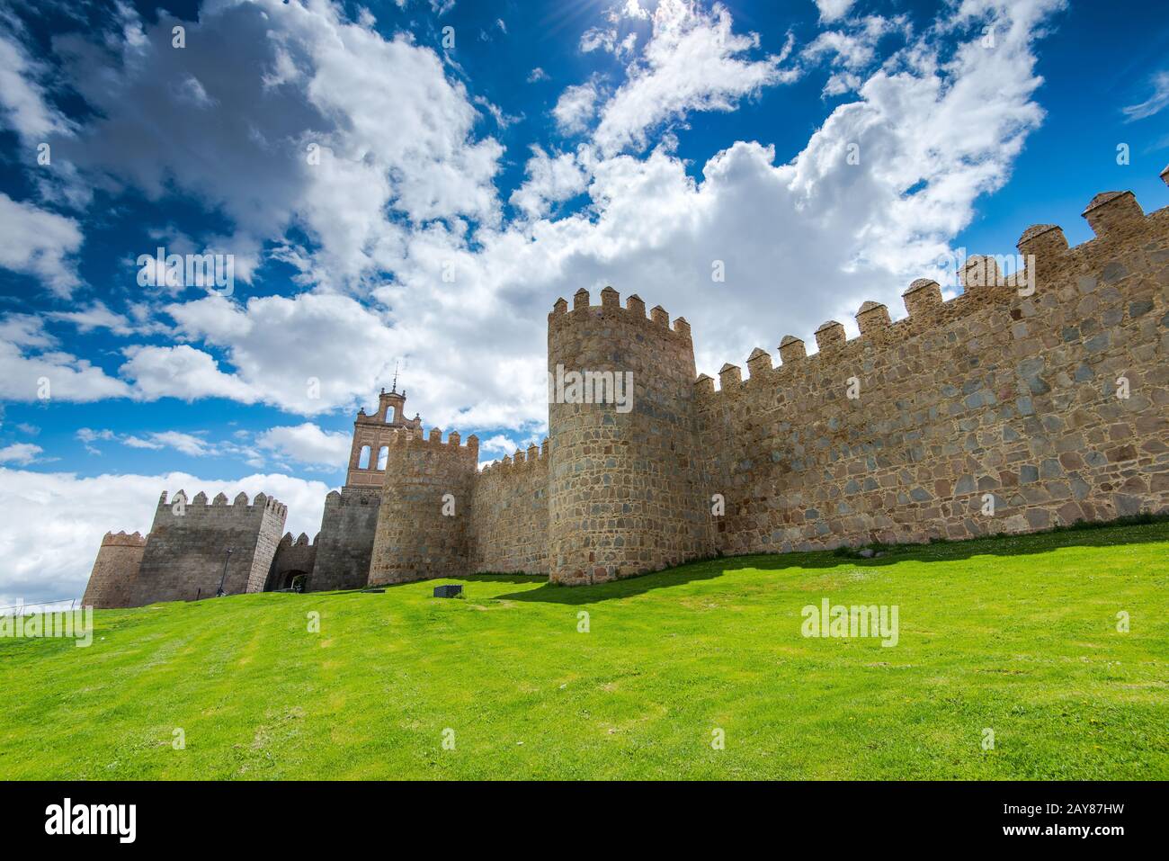 A piedi attorno a Avila mura di difesa al giorno di estate Foto Stock
