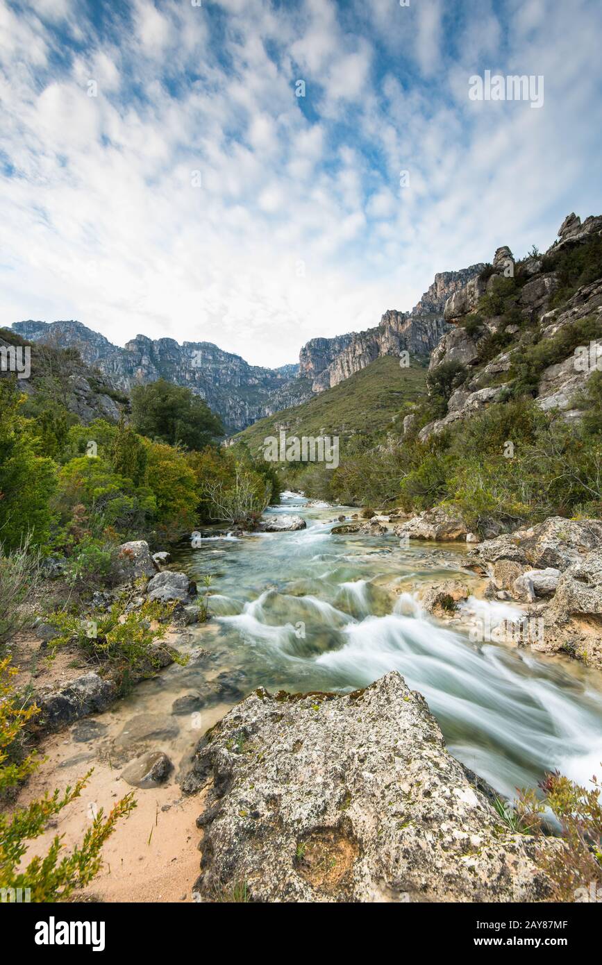 Che scorre veloce creek in Els porte parco naturale, Spagna Foto Stock