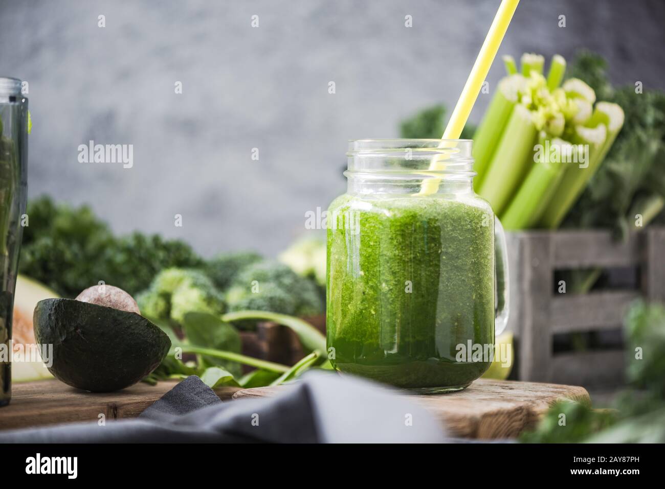 Frullato detox di verdure verdi fatto in casa Foto Stock