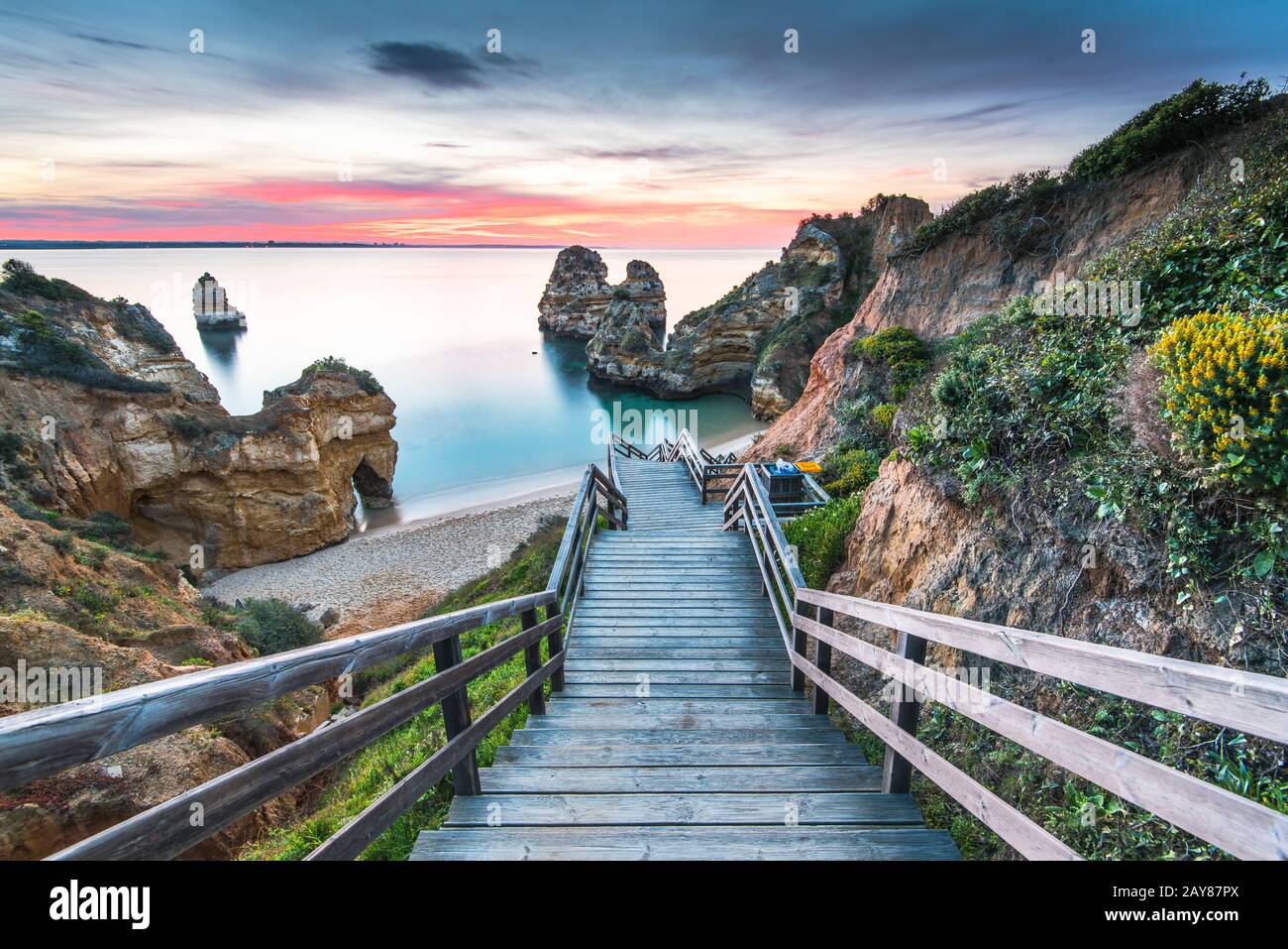 Spiaggia di passerella in legno immagini e fotografie stock ad alta ...