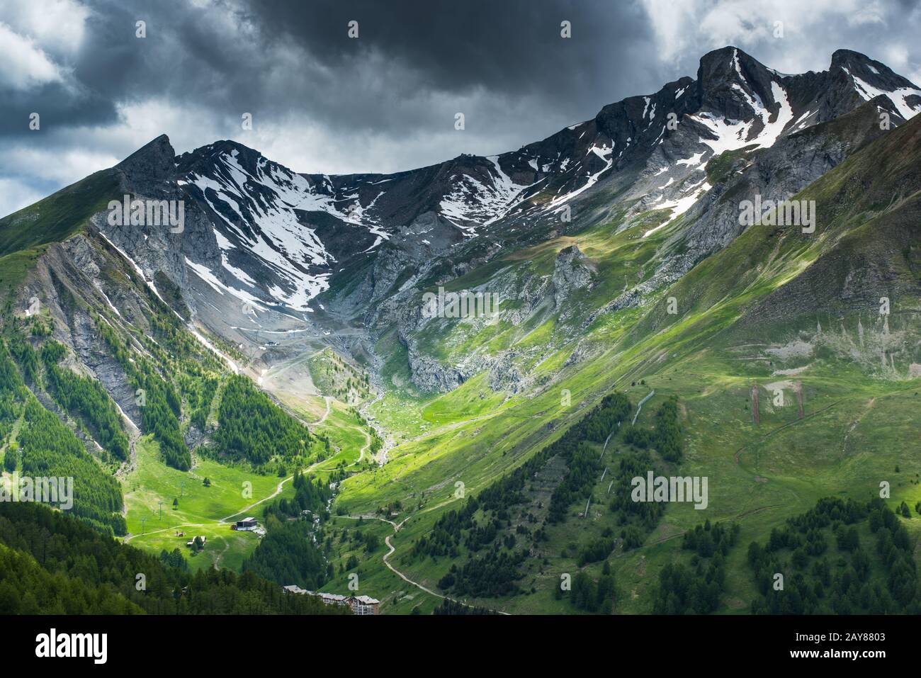 Splendida valle ai piedi delle Alpi francesi Foto Stock